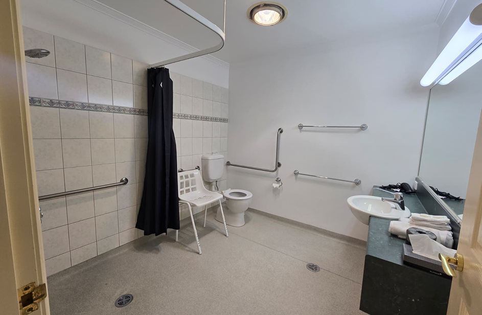Accessible-queen-room-gallery-2