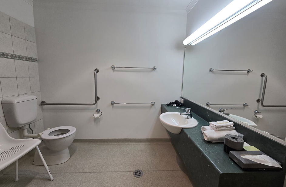 Accessible-queen-room-gallery-3